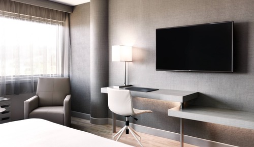 Room, 1 King Bed, Corner (Mobility Accessible, Roll-in Shower)