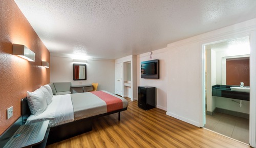 Standard Room, 1 King Bed, Accessible, Non Smoking