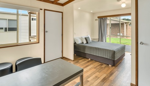 Swan Bay Studio Cabin