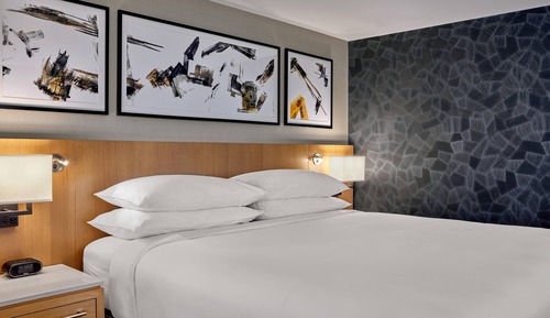 Deluxe Room, 1 King Bed, River View