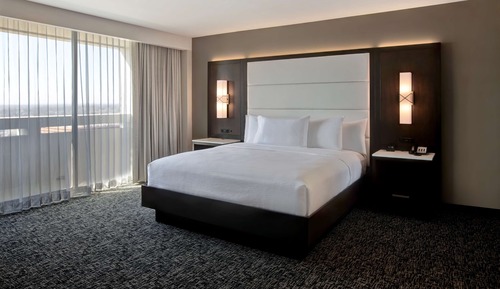 Suite, 1 King Bed, Accessible, Balcony