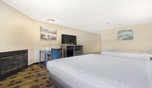 Standard Room, 2 Queen Beds, Non Smoking, Fireplace (2nd Floor)