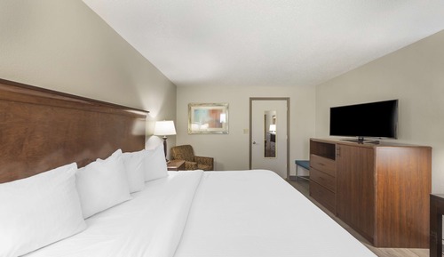 Standard Room, 1 King Bed, Non Smoking, Refrigerator & Microwave