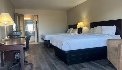 Room, 2 Queen Beds, Non Smoking (Mobility, Roll-in Shower)