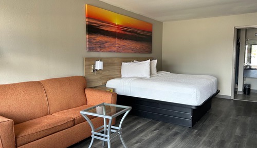 Deluxe Room, 1 King Bed, Accessible, Non Smoking (Mobility, Tub w/Grab Bars)