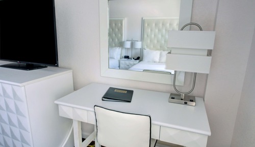 Room, 1 Queen Bed, Accessible (Mobility & Hearing, Roll-In Shower)