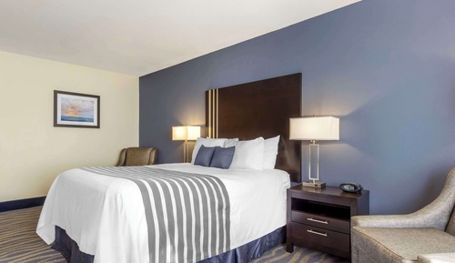 Standard Room, 1 Queen Bed, Non Smoking, Refrigerator & Microwave