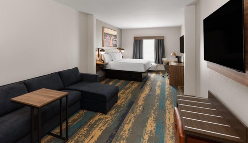 Suite, 1 King Bed, Mobility Accessible, Non Smoking