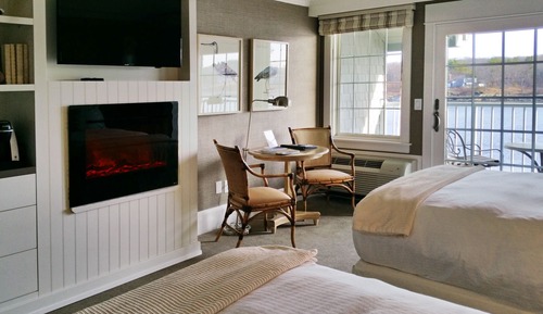 Harborview King (Riverview, Balcony) 