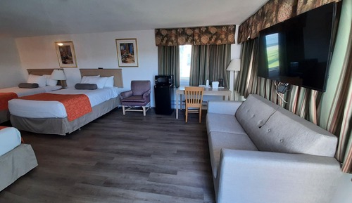 Room, 3 Double Beds (Drive Up)