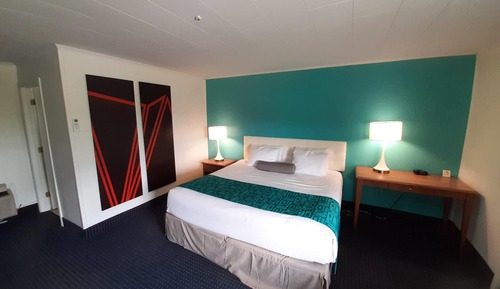 Room, 1 Queen Bed (Drive-Up Ground Floor)