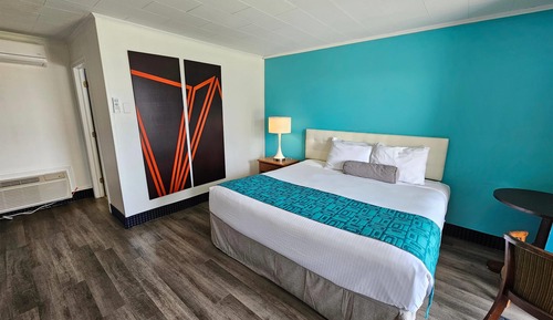 Room, 1 King Bed (Drive-Up)