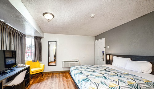 Deluxe Room, 1 Queen Bed, Non Smoking, Refrigerator & Microwave
