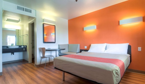 Deluxe Room, 1 Queen Bed, Smoking, Refrigerator