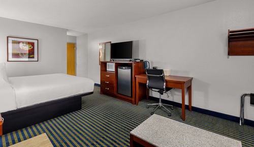 Standard Room, 1 King Bed, Accessible, Refrigerator & Microwave