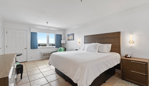 Oceanfront King Bed