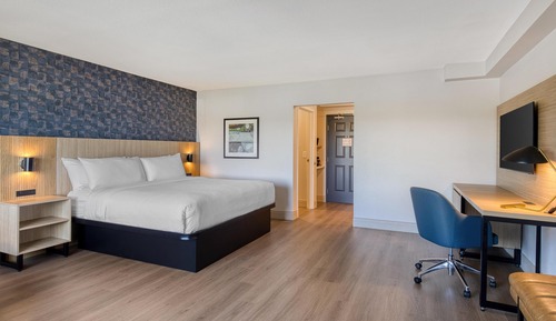 Suite, 1 King Bed, Non Smoking, Corner