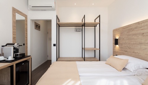 Room, Lake View