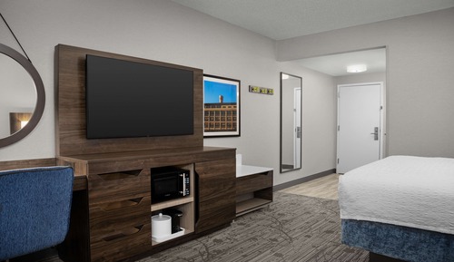 Room, 1 King Bed, Accessible (Mobility/Hearing, Roll-in Shower)