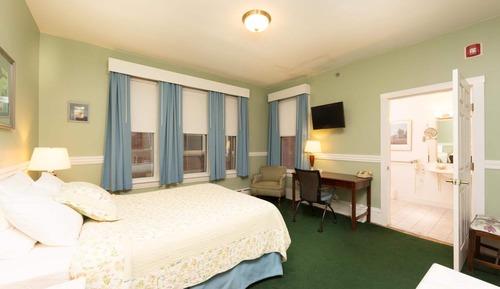 Standard Room, 1 Queen Bed (Private Bath)