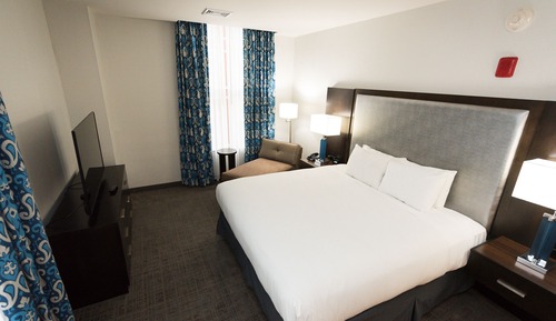 Suite, 1 King Bed, City View, Corner