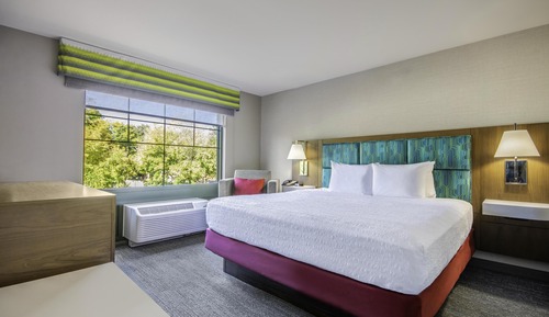 Suite, 1 King Bed, Accessible (Hearing)