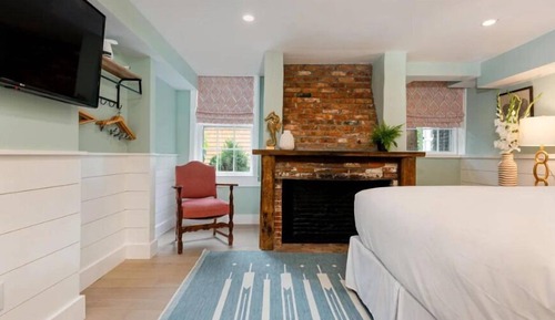 Sherburne Queen Suite with Sleeper Sofa