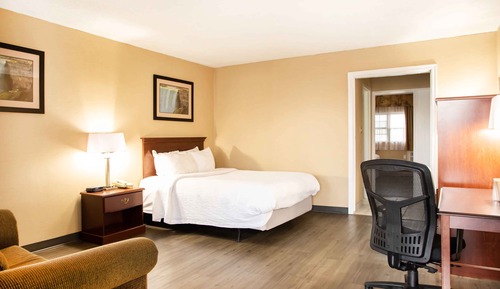 Courtyard Room Exterior, Three Queen Beds