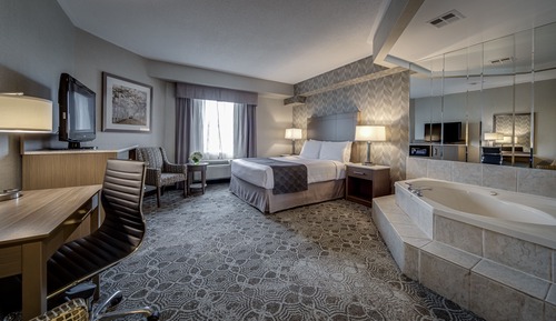 Queen Suite with Jetted Tub