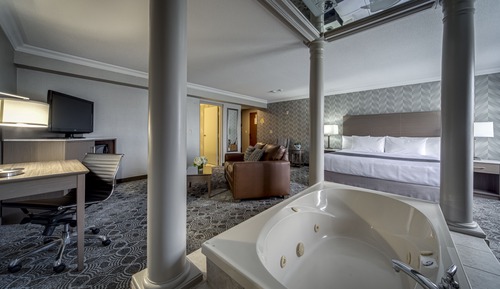 Luxury King Suite with Jetted Tub