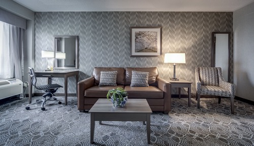 Deluxe King Suite with Jetted Tub-Separate Living Room