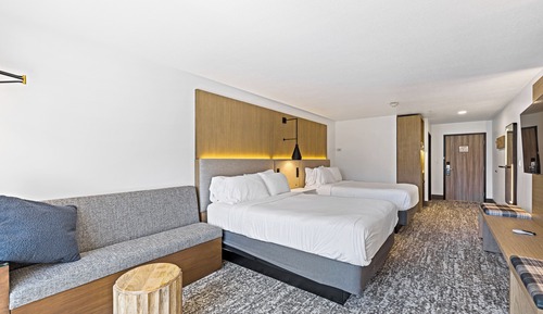 Standard Two Queen - Sitting Area