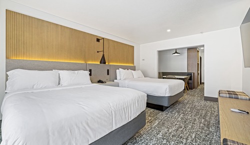 Deluxe Double Queen with Sitting Area