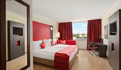 Business Room, 1 King Bed, Non Smoking (Sofabed)