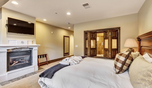 Room, 4 Bedrooms (Residence)