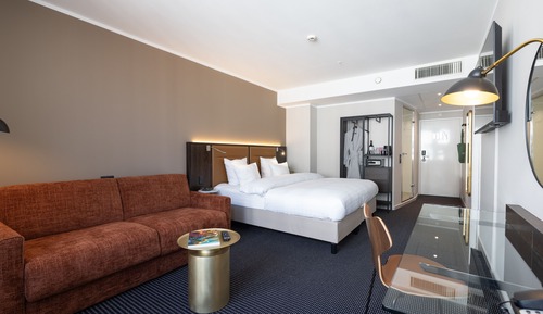 Connecting Room (up to 6 people)