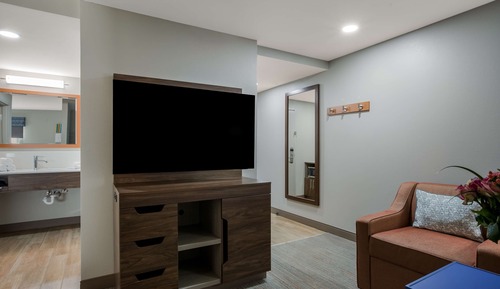 Suite, 1 King Bed, Accessible, Non Smoking
