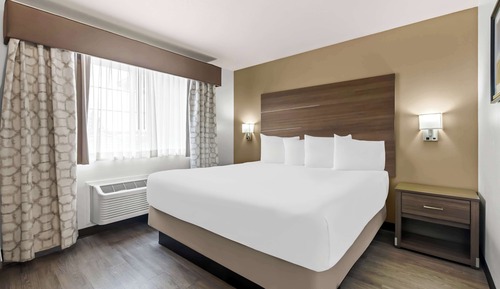 Suite, 1 King Bed, Non Smoking (Larger Room)