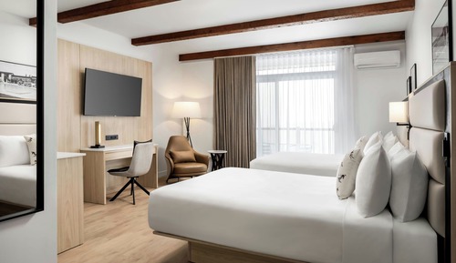 Room, 2 Queen Beds, Balcony, Mountain View