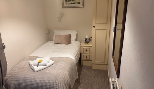 Single Room, Private Bathroom