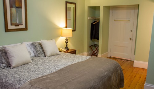 King Room @1750 Beacon St