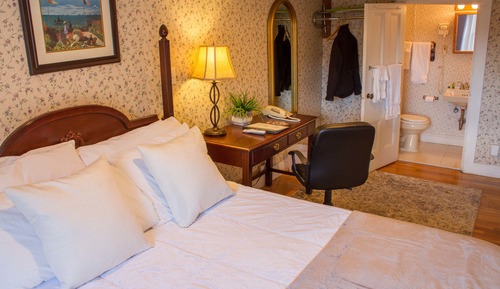 Double Room with One Double Bed @ 1750 Beacon St