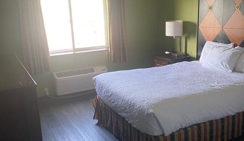 Room, 1 Queen Bed, Roll-in Shower (Accessible)