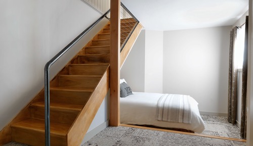 Barn: 1 Queen 2 Single (Loft)