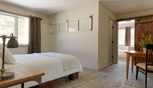 Barn: 1 Queen 4 Single (Suite)