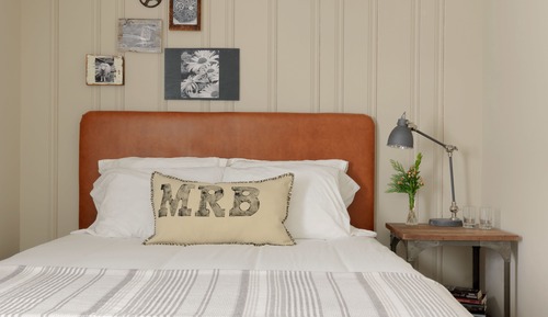 Barn: 1 Queen (2nd Floor)