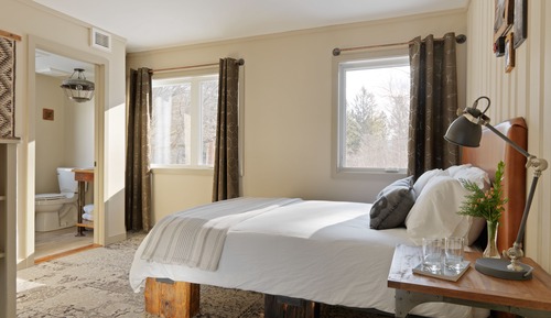 Barn: 1 Queen (1st Floor)