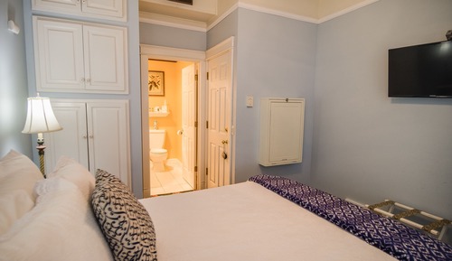 Room, Private Bathroom (KELSEY #103)