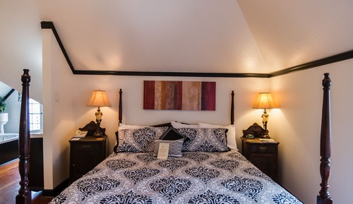 Room, Private Bathroom (DR. EVA JOHNSON - #209)