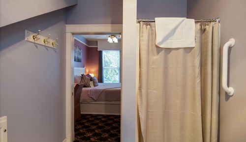 Room, Private Bathroom (SKINNER - #104)